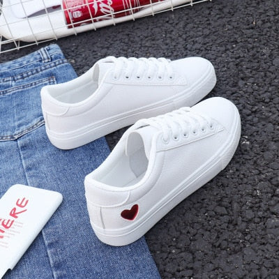 2018 Autumn Woman Shoes Fashion New Woman PU Leather Shoes Ladies Breathable Cute Heart Flats Casual Shoes White Sneakers